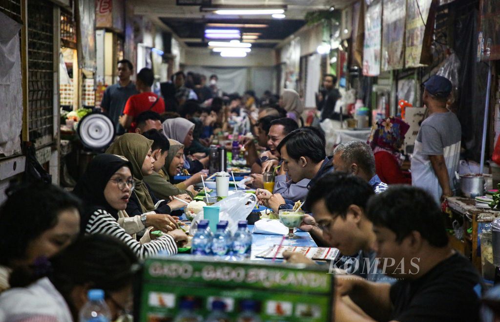 Pengunjung yang sebagian besar karyawan menikmati santap siang di pusat kuliner di sebuah pusat perbelanjaan di kawasan Blok M, Jakarta Selatan, Kamis (1/2/2024). 