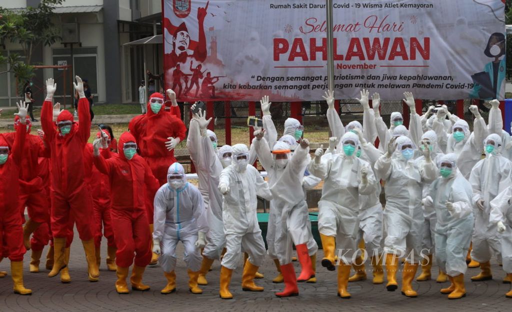 Sejumlah tenaga kesehatan dari unsur TNI, Polri, relawan sipil dan petugas medis mengikuti upacara peringatan Hari Pahlawan di kompleks Rumah Sakit Darurat (RSD) Covid-19 Wisma Atlet, Kemayoran, Jakarta Pusat, Selasa (10/11/2020). Upacara tersebut dilakukan dengan memperhatikan protokol kesehatan. Sebanyak 1.719 pasien yang terinfeksi virus corona dirawat di Rumah Sakit Darurat Covid-19 Wisma Atlet.