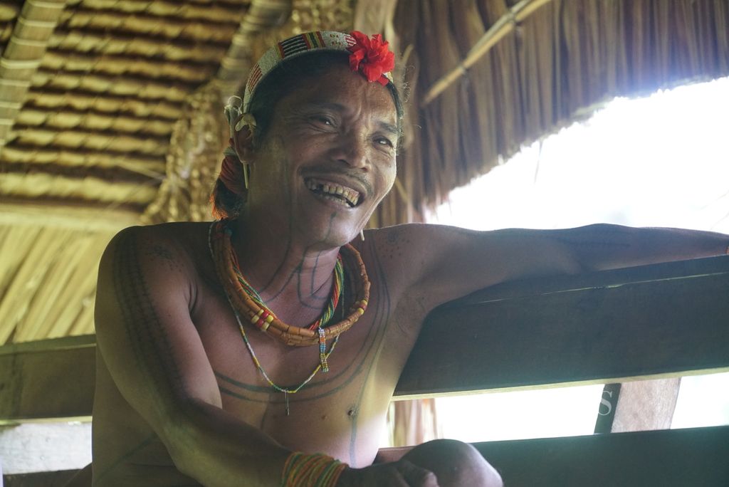 Sikerei Aman Lepon (48) ketika dijumpai di Dusun Buttui, Desa Madobag, Kecamatan Siberut Selatan, Kepulauan Mentawai, Sumatera Barat, Kamis (28/7/2022).