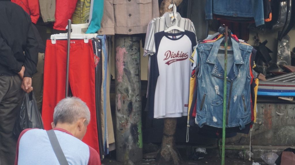 Pedagang memilah pakaian impor bekas yang dijualnya di Pasar Notoharjo, Kota Surakarta, Selasa (7/6/2022). Pasar tersebut menjadi pusat perburuan pakaian bekas bermerek. 