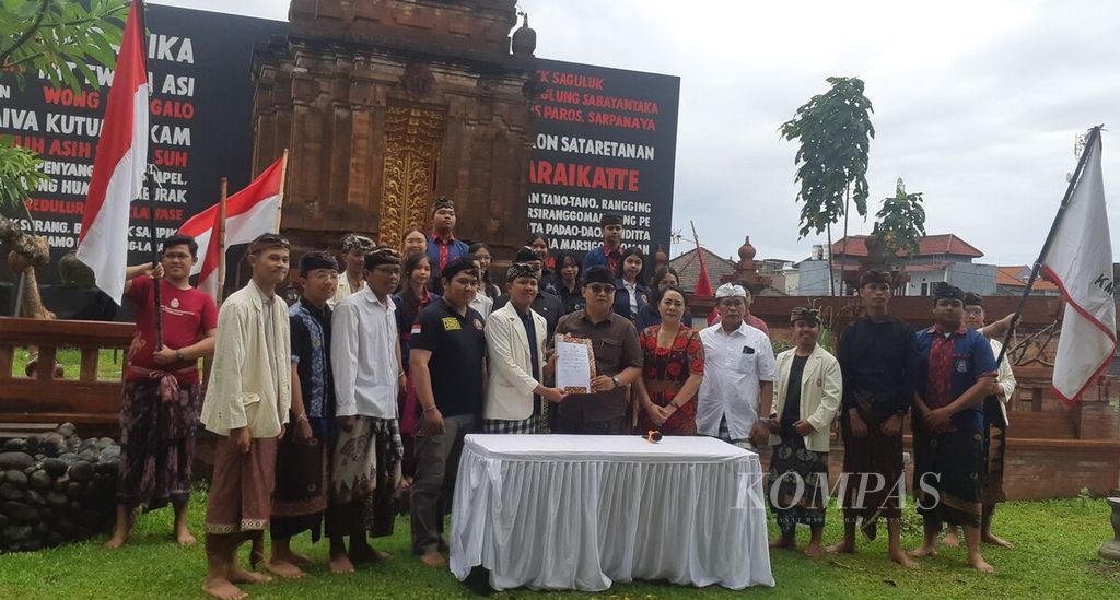 Perwakilan sejumlah organisasi masyarakat dan lembaga umat Hindu di Bali menunjukkan pernyataan sikap terkait Pemilu 2024, Minggu (4/2/2024), di Rumah Kebangsaan dan Kebhinekaan Pasraman Satyam Eva Jayate, Kota Denpasar, Bali. 