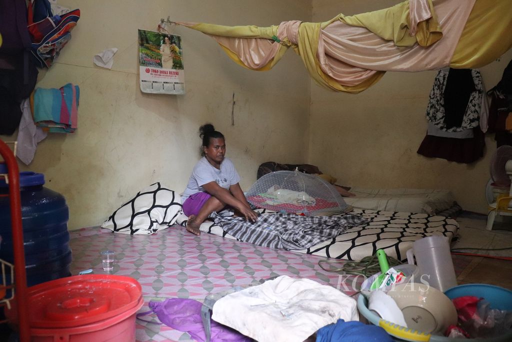 Asmina (38), penyintas tsunami, berada di dalam bilik hunian sementara di Kelurahan Talise, Kecamatan Mantikulore, Kota Palu, Sulteng, Rabu (28/9/2022).
