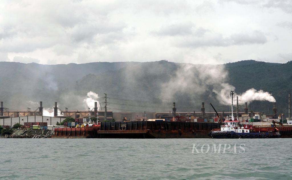 Kepulan asap dari kawasan industri terpadu untuk pengolahan logam berat, PT Indonesia Weda Bay Industrial Park, di Desa Lililef, Weda Tengah, Halmahera Tengah, Maluku Utara, 7 September 2023. 