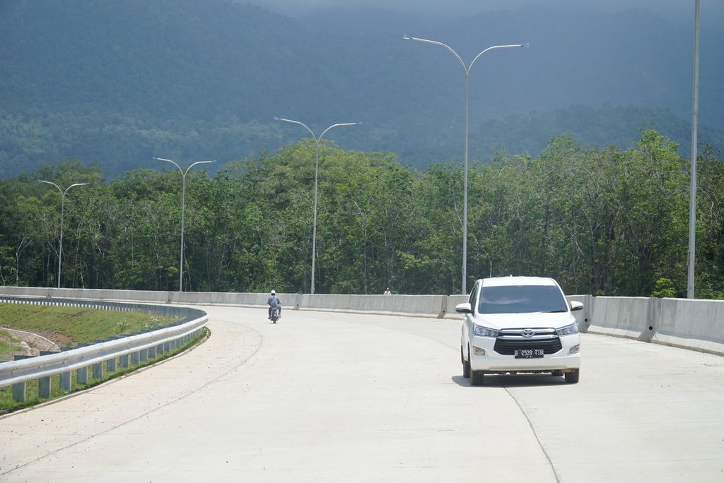 Mobil Hutama Karya melintas di bagian yang sudah selesai di Jalan Tol Padang-Pekanbaru Seksi I Padang-Sicincin, Padang Pariaman, Sumatera Barat, Sabtu (13/3/2021). 