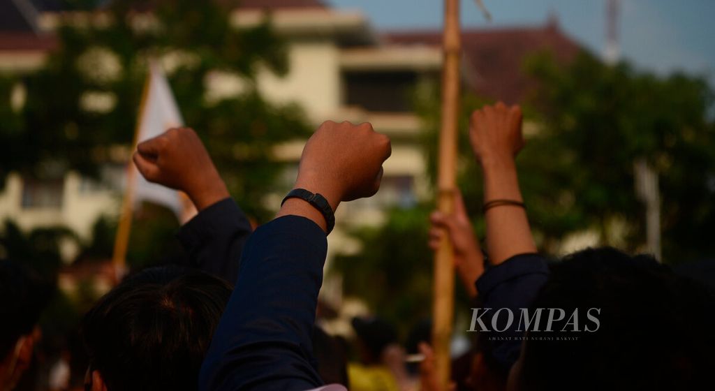 Mahasiswa mengepalkan tangan dan meneriakan yel-yel saat mereka menggelar aksi unjuk rasa di depan Kantor Gubernur Jawa Tengah, Kota Semarang, Rabu (13/4/2022). Dalam sepekan ini aksi mahasiswa yang turun ke jalan untuk berunjuk rasa dilakukan di berbagai tempat. 