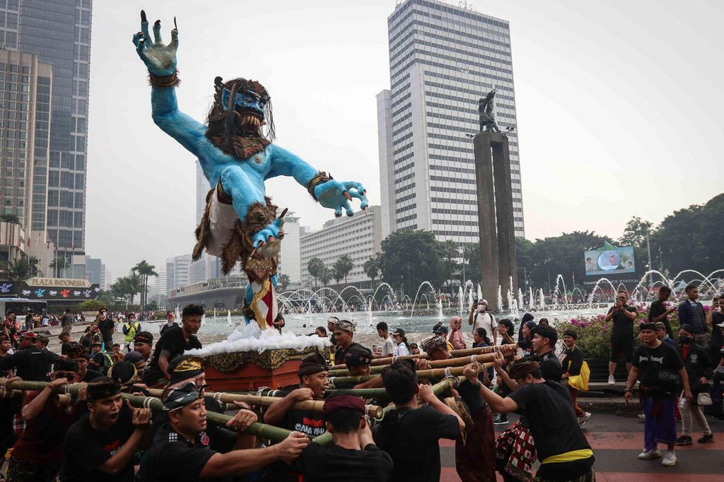 Umat Hindu mengarak ogoh-ogoh di kawasan Bundaran HI, Jakarta Pusat, Minggu (12/3/2023).
