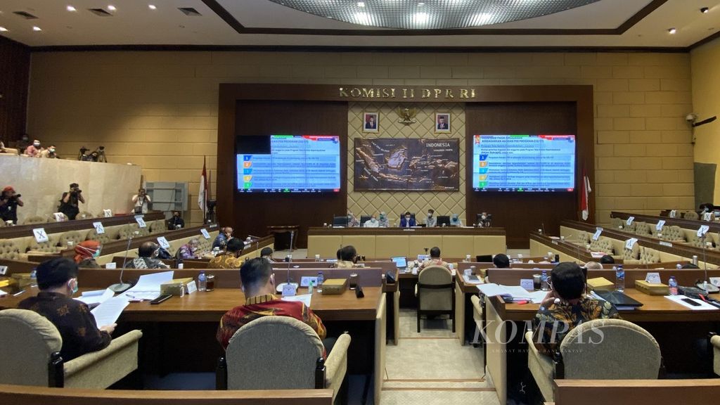 Ilustrasi Komisi II DPR RI menggelar rapat bersama Kementerian Dalam Negeri dan Dewan Kehormatan Penyelenggara Pemilu (DKPP) untuk membahas pagu anggaran Kementerian Dalam Negeri 2021 di Kompleks Parlemen Senayan, Jakarta, Senin (21/9/2020). 