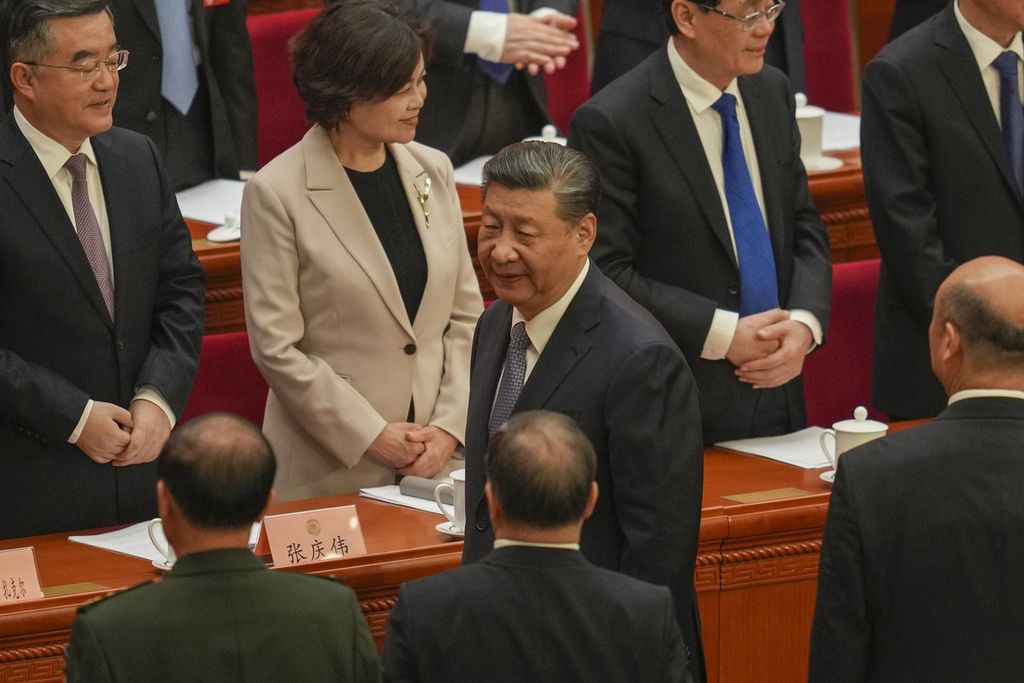 Presiden China Xi Jinping (tengah) berjalan meninggalkan podium pada sesi pembukaan Konferensi Konsultatif Politik Rakyat China di Aula Besar Rakyat di Beijing, Senin (4/3/2024).  