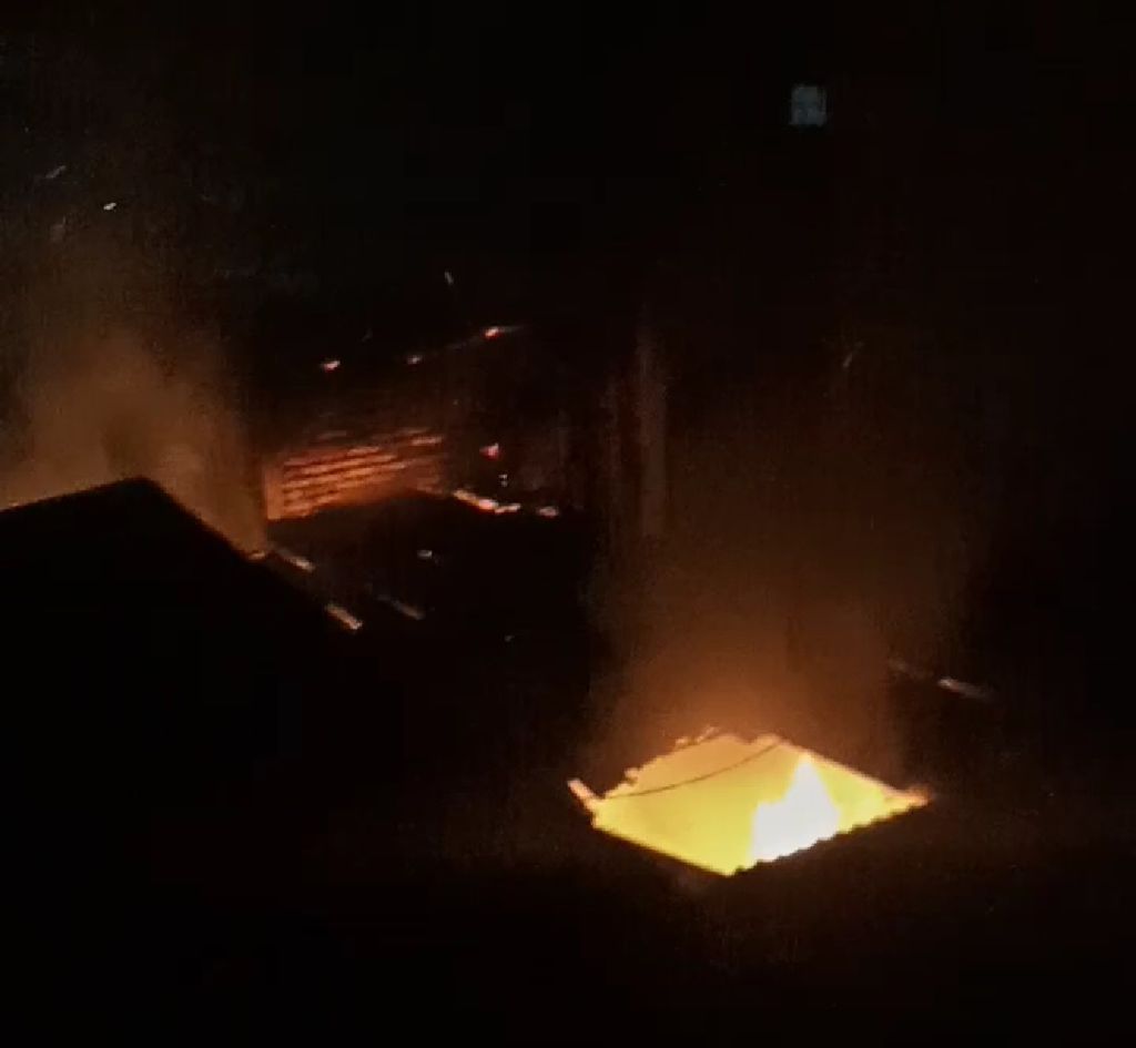 Kebakaran melanda dua rumah di permukiman padat penduduk di Kramat Pulo, Senen, Jakarta Pusat, Senin (16/1/2023) dini hari sekitar pukul 00.30.