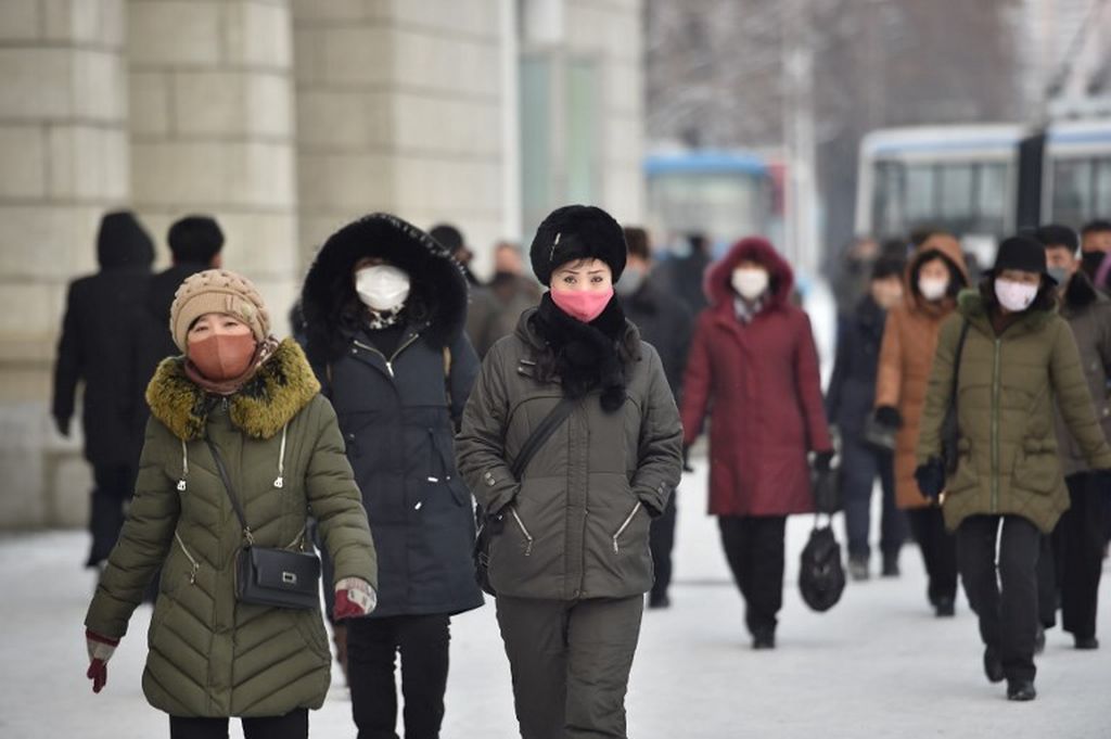 Para pejalan kaki di dekat  stasiun kereta api di Pyongyang, Korea Urara, Rabu (19/1/2022). 