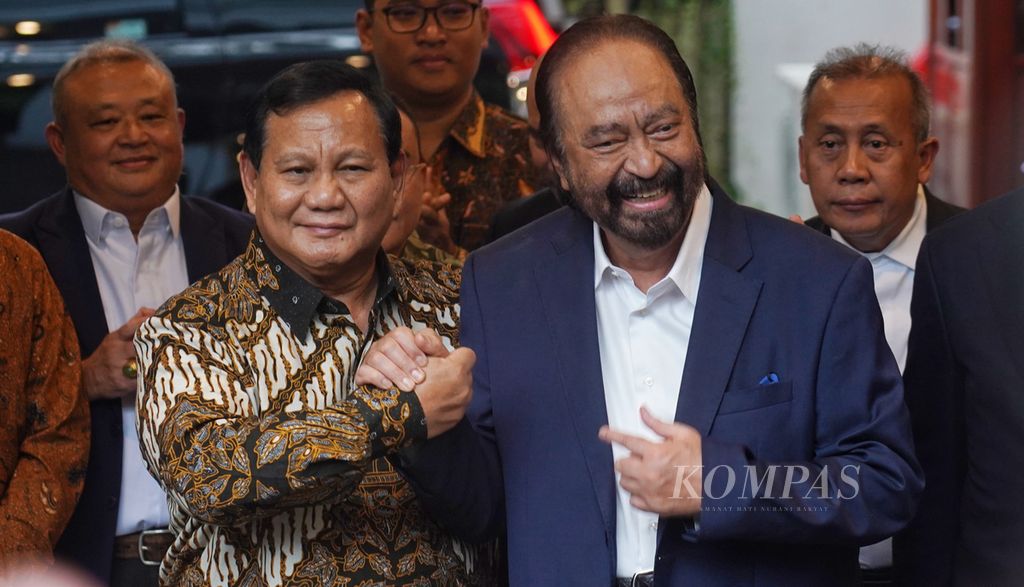 Presiden terpilih Pemilu 2024 Prabowo Subianto menyambut Ketua Umum Partai Nasdem Surya Paloh di kediaman Prabowo di Jalan Kertanegara, Jakarta, Kamis (25/4/2024). 
