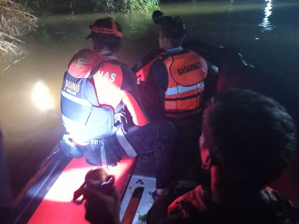 Tim SAR Kendari bersama petugas lainnya melakukan pencarian korban serangan buaya di Sungai Ambesea, Konawe Selatan, Sulawesi Tenggara, Minggu (17/12/2023) malam. 