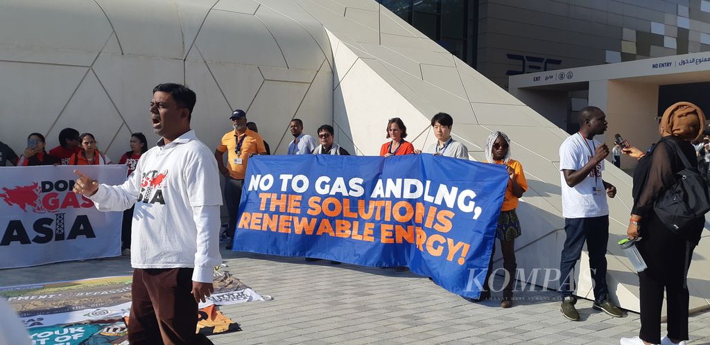 Aksi aktivis internasional yang menyuarakan pengakhiran energi fosil di lokasi penyelenggaraan Konferensi Para Pihak tentang Perubahan Iklim Ke-28 (COP28) di Dubai Expo, Dubai, Uni Emirat Arab, Selasa (5/12/2023).