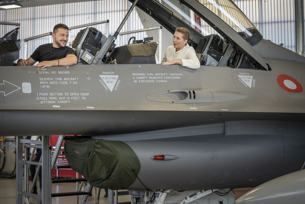 Ukrainian President Volodymyr Zelenskyy sat in the cockpit of a Danish Air Force F-16 jet accompanied by Danish Prime Minister Mette Frederiksen at Skrydstrup Air Base, Denmark (August 20th, 2023). Ukraine is awaiting F-16 assistance from Western countries.
