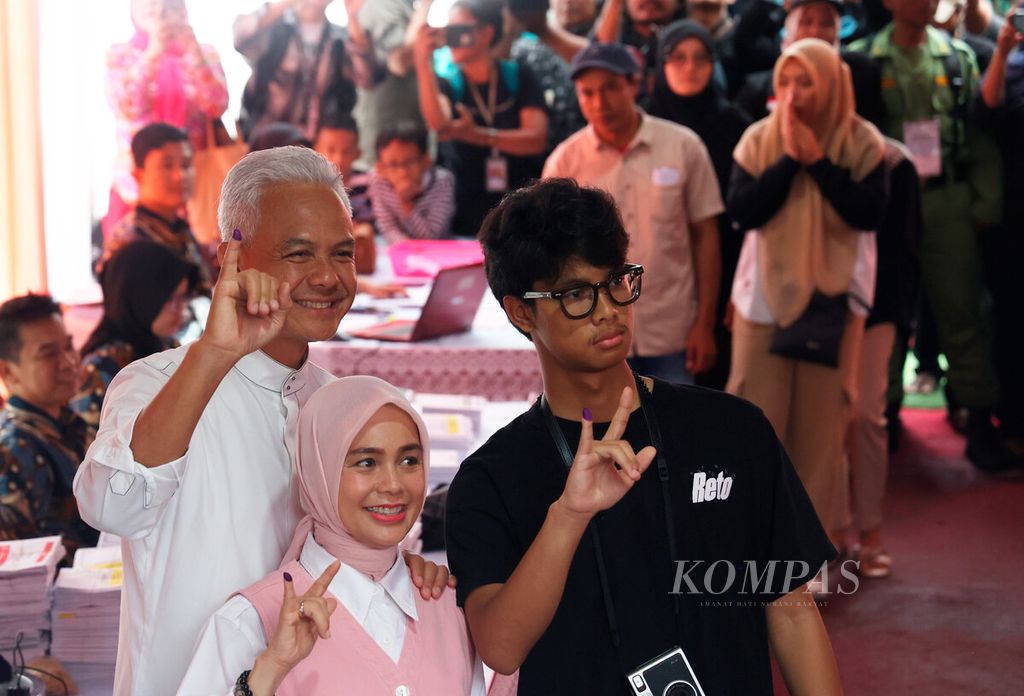 Calon presiden Ganjar Pranowo bersama istri, Siti Atikoh Suprianti, dan putranya, Muhammad Zinedine Alam Ganjar, setelah memberikan suara dalam Pemilu 2024, di TPS 11, Lempongsari, Kota Semarang, Jawa Tengah, Rabu (14/2/2024).