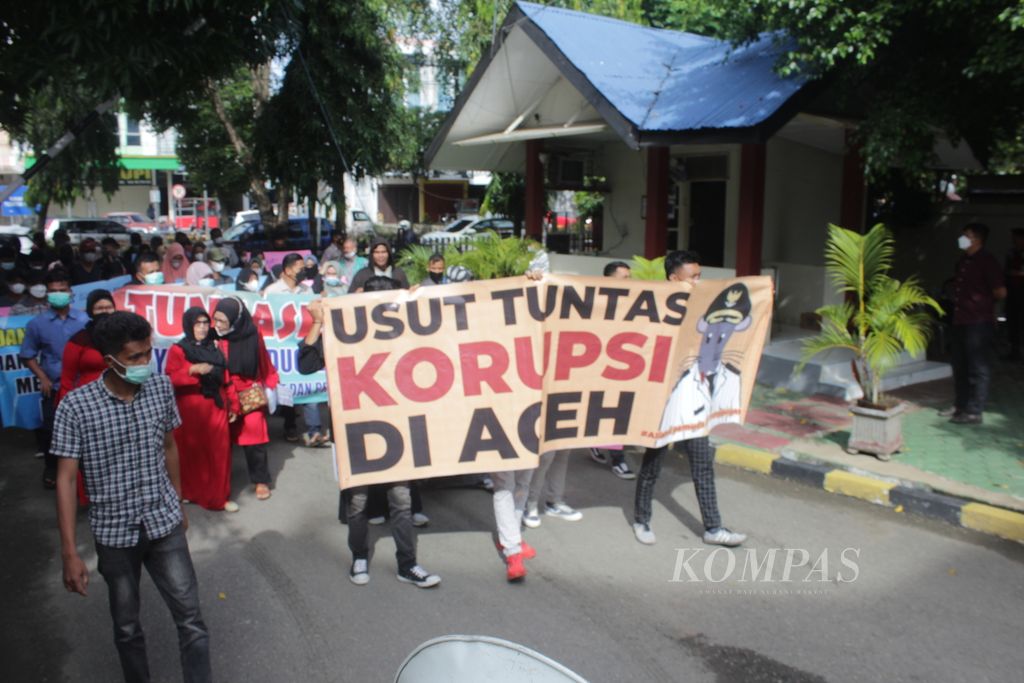 Massa dari Aliansi Pemuda Aceh Menggugat mendesak Komisi Pemberantasan Korupsi untuk mengusut tuntas semua kasus dugaan korupsi di Aceh, Selasa (8/2/2022), di Banda Aceh.