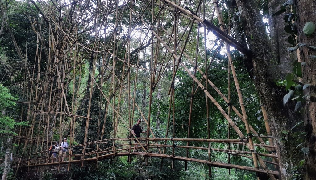 Pengunjung menyeberangi jembatan bambu untuk masuk ke Kampung Cibeo di kawasan Baduy Dalam, Desa Kanekes, Kecamatan Leuwidamar, Kabupaten Lebak, Banten, Sabtu (10/2/2024). Warga Baduy Dalam menjalani bulan Kawalu pada 13 Februari hingga 13 Mei 2024.