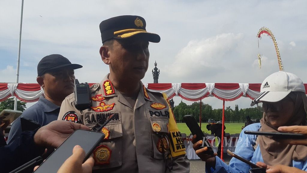 Kepala Bidang Humas Polda Bali Komisaris Besar Jansen Avitus Panjaitan berbicara kepada wartawan di Lapangan Puputan Margarana, Niti Mandala Renon, Kota Denpasar, Rabu (3/4/2024).
