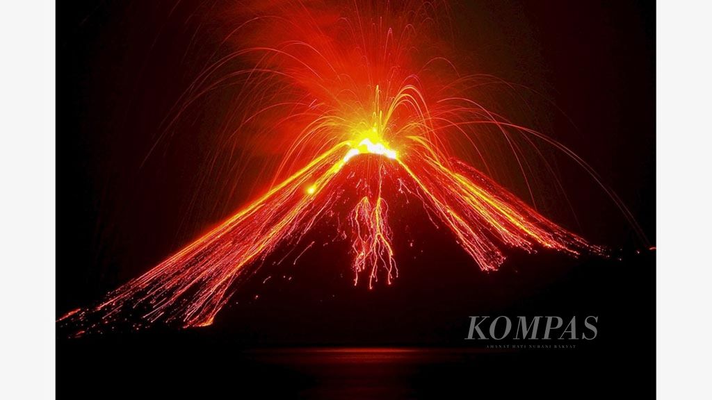 Gunung Anak Krakatau di Selat Sunda menyemburkan material vulkanik berupa pasir dan bebatuan pijar rata-rata setiap 15 menit. Foto diambil dari Pulau Rakata, beberapa waktu yang lalu.