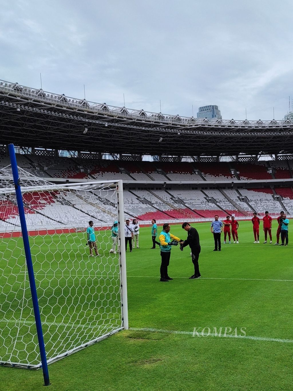 Pelatih Indonesia U-20 Shin Tae-yong memakaikan sarung tangan kepada Menteri Pemuda dan Olahraga Zainudin Amali pada acara seremoni peluncuran 100 hari jelang Piala Dunia U-20 2023, Kamis (9/2/2023), di Stadion Utama Gelora Bung Karno, Jakarta. Sebelum menyelenggarakan Piala Dunia U-20, PSSI berencana menggelar turnamen mini menjelang ajang sepak bola dunia itu. 
