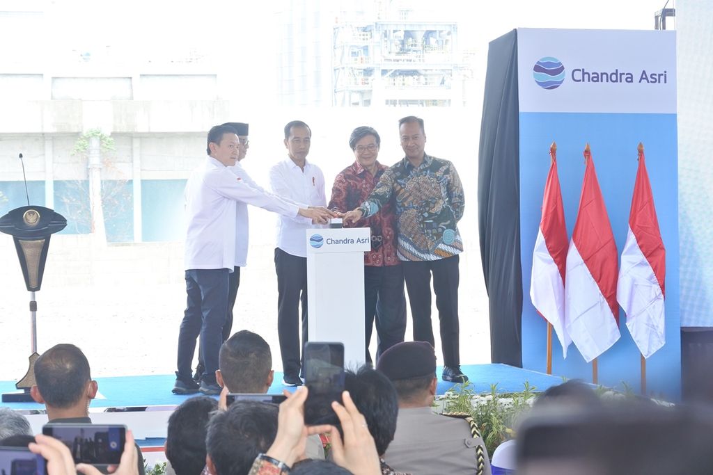 Presiden Joko Widodo meresmikan pabrik baru polietilena milik PT Chandra Asri di Cilegon, Banten, Jumat (6/12/2019). Pabrik baru itu diharapkan bisa menambah produksi polietilena tanah air serta menekan impor petrokimia.