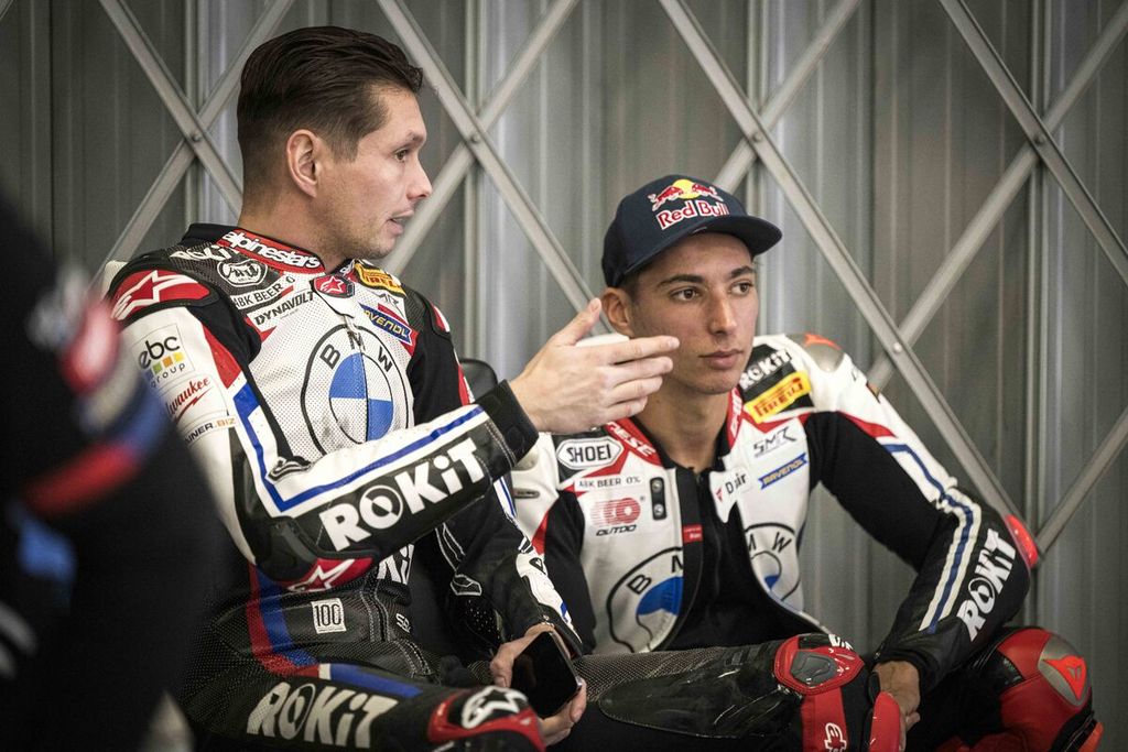 Toprak Razgatlioglu (kanan) berdiskusi dengan rekan setimnya di Rokit BMW Motorrad WorldSBK, Michael van der Mark, dalam tes di Portimao, Portugal, 3 Desember 2023.