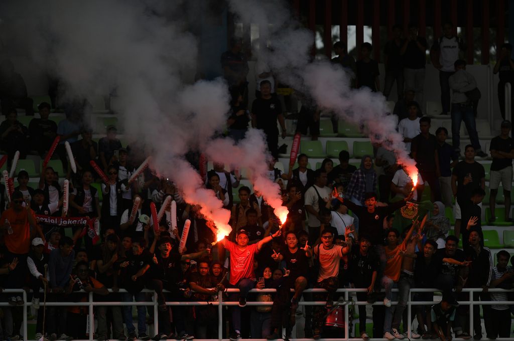 Sejumlah penonton menyalakan <i>flare</i> saat pertandingan final sepak bola putri PON Aceh-Sumut antara Jawa Barat dan DKI Jakarta di Stadion Mini Pancing, Deli Serdang, Sumatera Utara, Sabtu (14/9/2024). 