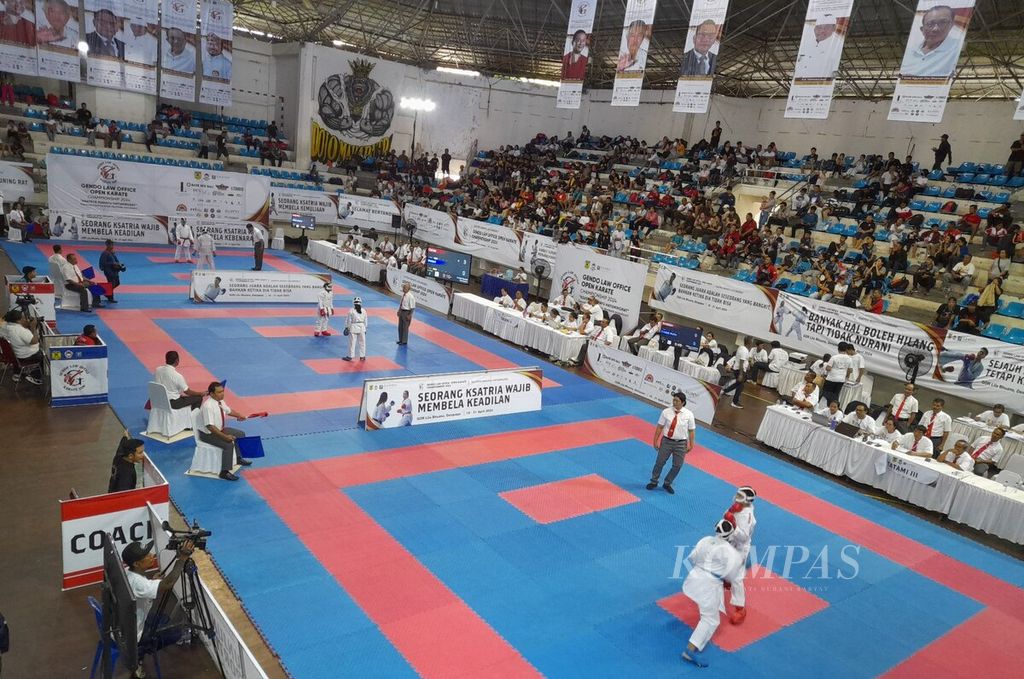 Gendo Law Office Open Karate Championship 2024 digelar di GOR Lila Bhuana, Kota Denpasar, pada 19-21 April 2024. Dalam kejuaraan karate ini digelar pertandingan prestasi dan pertandingan untuk festival dengan peserta dari kalangan yunior dan senior. Suasana di GOR Lila Bhuana pada hari kedua pertandingan, Sabtu (20/4/2024).