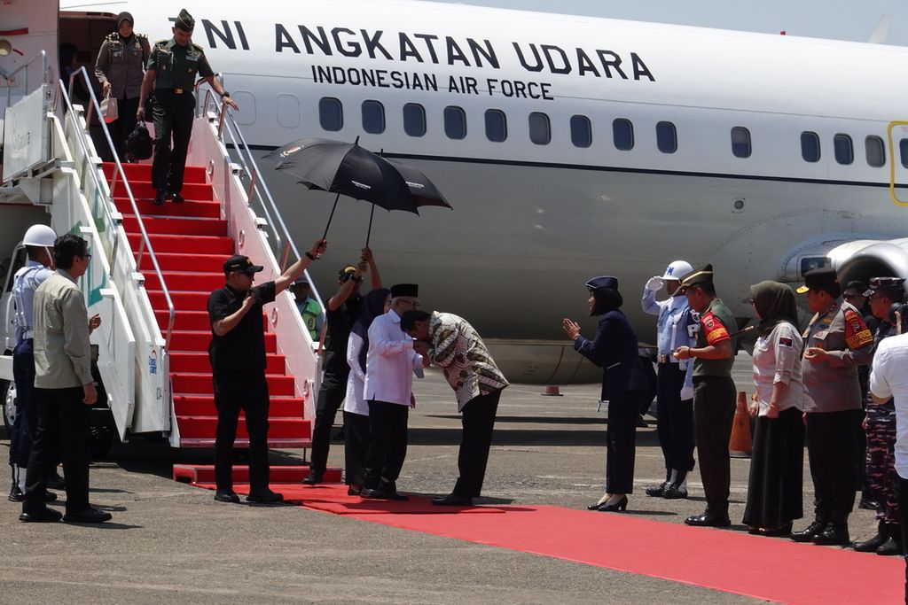 Wakil Presiden Maruf Amin mempercepat kepulangan ke Jakarta dari kunjungan kerja ke Papua karena dipanggil rapat terbatas oleh Presiden Joko Widodo, Kamis (12/10/2023).