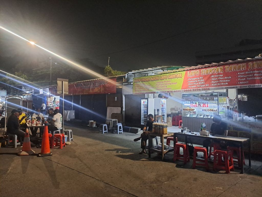  Suasana Lapo Siantar Tanah Jawa di Terminal Bus Senen, Jakarta Pusat, pada Rabu (16/10/2024) dini hari. 