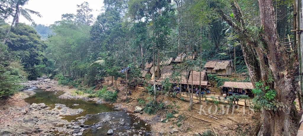 Sungai Ciujung di Kampung Gajeboh, Desa Kanekes, Lebak, Banten, Sabtu (30/9/2023), dipotret dari atas jembatan bambu. 