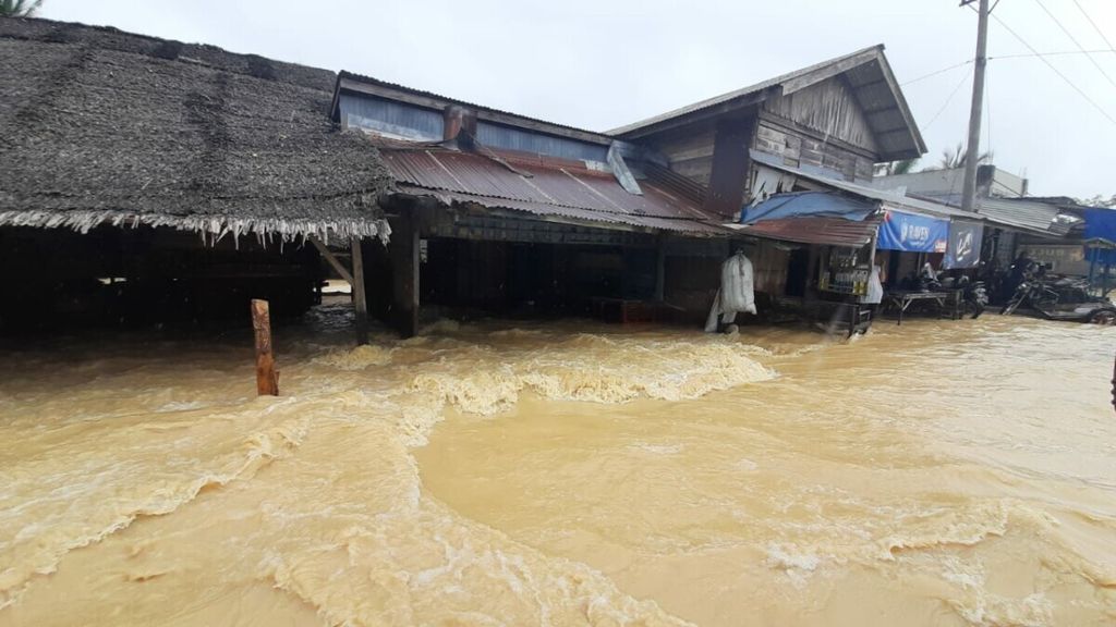 Banjir di Kabupaten Aceh Timur, Aceh, Sabtu (5/12/2020), menyebabkan ribuan rumah tergenang, 2.014 warga mengungsi, dan satu warga meninggal dunia.