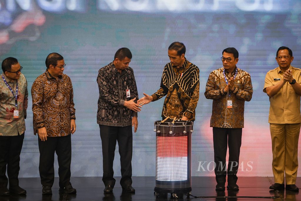 Presiden Joko Widodo (ketiga dari kanan) berjabat tangan dengan Ketua sementara KPK Nawawi Pomolango (ketiga dari kiri) disaksikan Menteri Pendayagunaan Aparatur Negara dan Reformasi Birokrasi Azwar Anas, Sekretaris Kabinet Pramono Anung, Kepala Staf Kepresidenan Moeldoko, serta Menteri Dalam Negeri Tito Karnavian (dari kiri ke kanan) setelah membuka puncak peringatan Hari Antikorupsi Sedunia (Hakordia) di Istora Senayan, Jakarta, Selasa (12/12/2023).