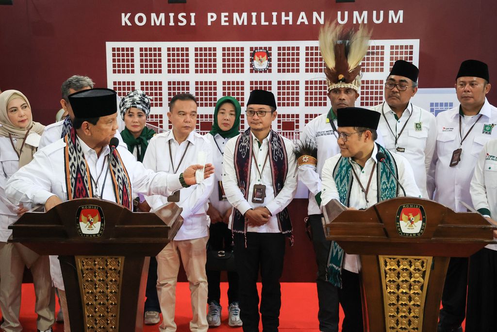 Ketua Umum Partai Gerindra Prabowo Subiyanto (kiri) bersama Ketua Umum Partai Kebangkitan Bangsa (PKB) Muhaimin Iskandar melakukan konferensi pers seusai mendaftar calon partai politik peserta Pemilu 2024 di Gedung Komisi Pemilihan Umum (KPU), Jakarta, Senin (8/8/2022).