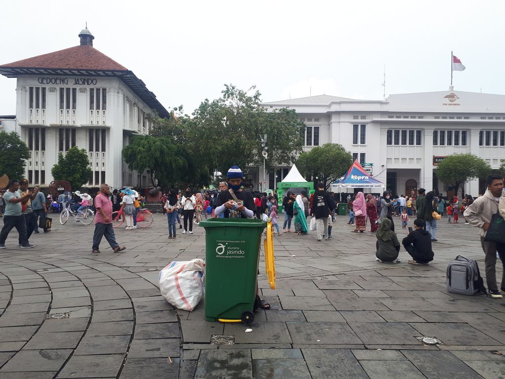 Seseorang mengumpulkan sampah plastik di Kota Tua, Jakarta Barat, Minggu (1/1/2023).