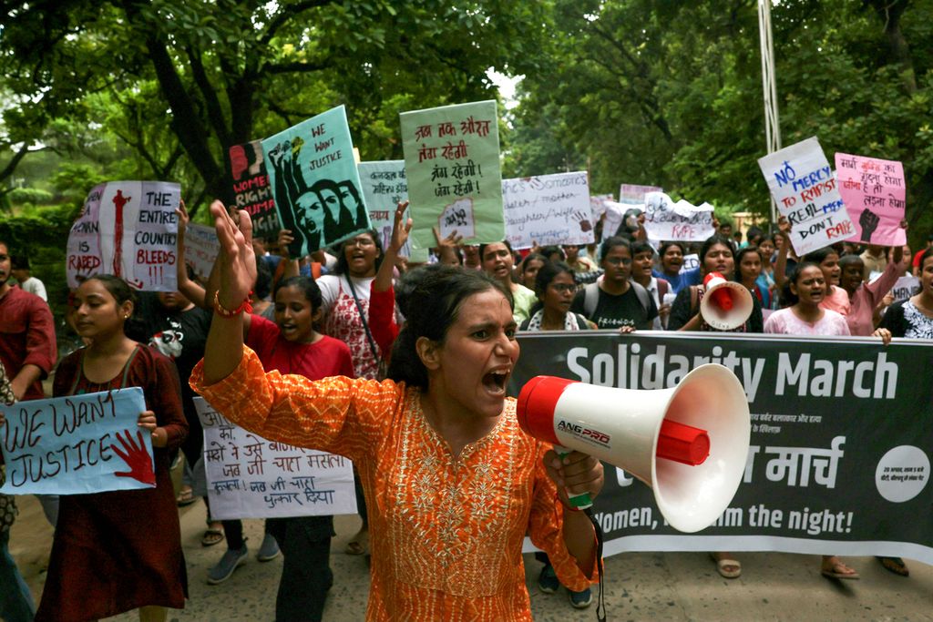 Mahasiswa Banaras Hindu University memegang poster dan meneriakkan slogan selama unjuk rasa di Varanasi, India, 20 Agustus 2024, di tengah mogok nasional praktisi medis untuk menuntut keadilan atas pemerkosaan dan pembunuhan seorang dokter Benggala Barat. 