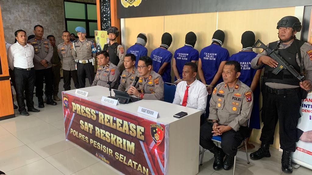 Kepala Polres Pesisir Selatan Ajun Komisaris Besar Novianto Taryono (tengah) menjelaskan proses penangkapan dan peran lima tersangka persekusi dua perempuan di Kecamatan Lengayang, Pesisir Selatan, Sumatera Barat, dalam jumpa pers, Rabu (3/5/2023).