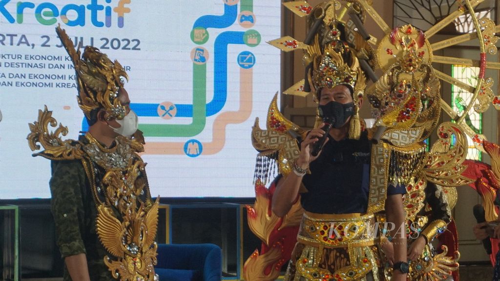 Menteri Pariwisata dan Ekonomi Kreatif Sandiaga Uno memberikan sambutan dalam acara <i>workshop </i>KaTa Kreatif, di Kota Surakarta, Jawa Tengah, Sabtu (2/7/2022). Wali Kota Surakarta Gibran Rakabuming Raka (kiri) turut mendampingi Sandiaga. Kota tersebut akan diajukan agar menjadi bagian dalam Creative Cities Network dari UNESCO pada 2023.