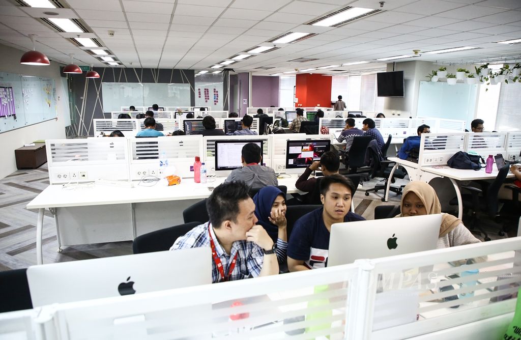 Suasana kerja di kantor perusahaan pembayaran elektronik, Doku, di Jakarta, Selasa (22/10/2019). 