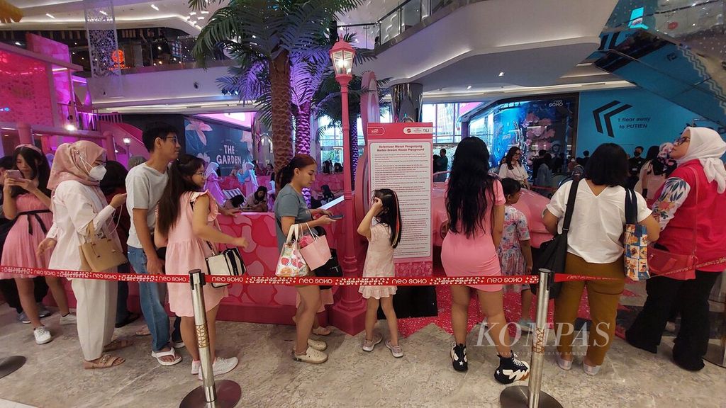Pengunjung antre untuk berfoto di area Barbie Dream House di Mal Neo Soho, Jakarta Barat, Sabtu (22/7/2023). Penayangan film<i> Barbie</i> yang mengangkat karakter boneka buatan Mattel itu menghadirkan demam Barbie dan warna merah jambu di belahan dunia, termasuk di Indonesia. 
