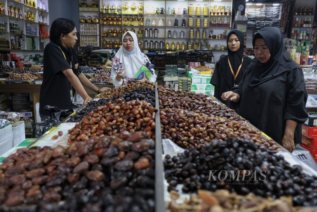 Pembeli mencari jenis kurma yang akan dibeli di Pasar Tanah Abang Blok C, Jakarta, Jumat (8/3/2024).