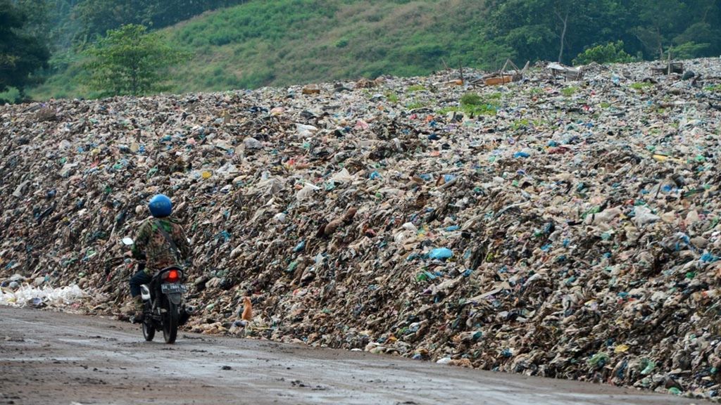 Tumpukan sampah yang sebagian besar bersumber dari rumah tangga di TPA Jatibarang, Kota Semarang, Jawa Tengah, Selasa (12/3/2019). 