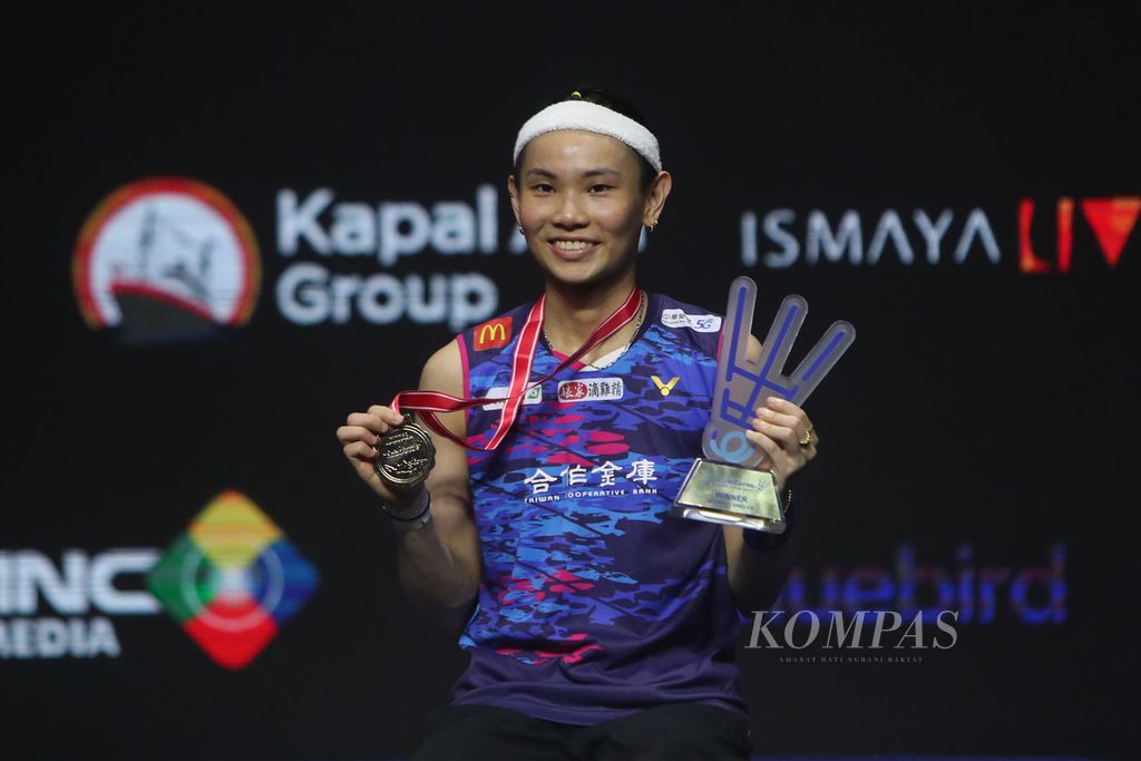 Pebulu tangkis putri Taiwan, Tai Tzu Ying, menjadi juara East Ventures Indonesia Open 2022 di Istora Gelora Bung Karno, Jakarta, Minggu (19/6/2022). Tai Tzu Ying mengalahkan Wang Zhi Yi pada partai final dalam pertandingan tiga set 21-23, 21-6, 21-15.
