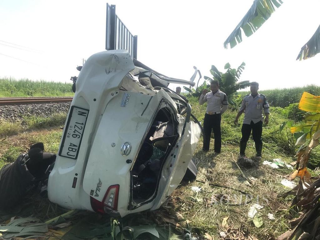 Petugas mengecek kendaraan Daihatsu Ayla yang mengalami kecelakaan dengan KA Pasundan di jalur ganda Sidoarjo-Mojokerto, Jawa Timur, Senin (29/4/2024). 