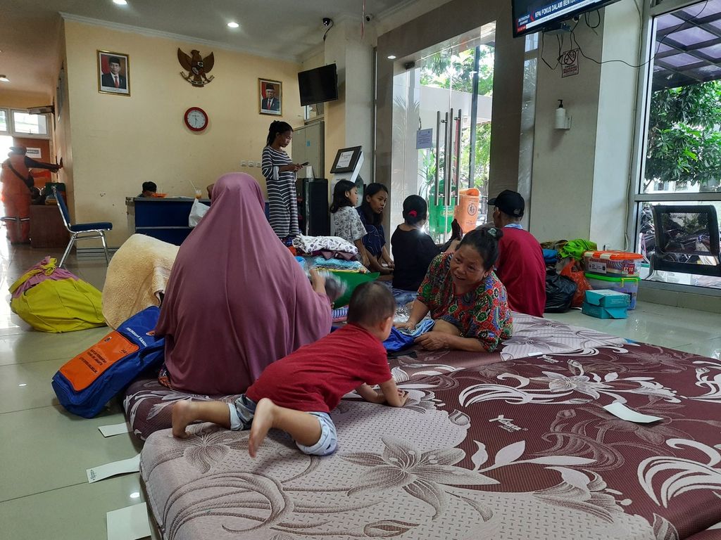 Sejumlah korban kebakaran yang mengungsi di kantor Kelurahan Petojo Selatan, Gambir, Jakarta Pusat, Selasa (28/2/2023). Berdasarkan data terakhir, setidaknya ada 34 jiwa yang bernaung di kantor tersebut, sementara ratusan warga lainnya tersebar di empat lokasi pengungsian.