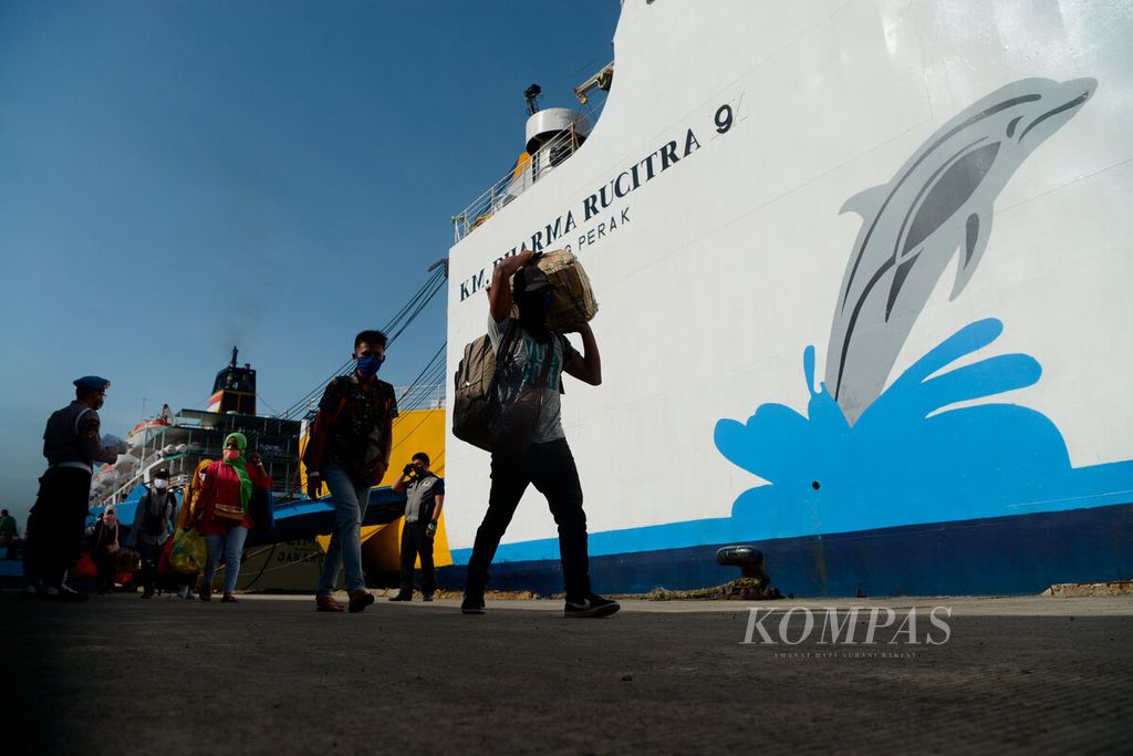 Sebanyak 181 tenaga kerja Indonesia yang bekerja di Malaysia turun dari kapal di Pelabuhan Tanjung Emas, Kota Semarang, Jawa Tengah, Jumat (15/5/2020). Mereka pulang ke kampung halaman di berbagai wilayah di Jawa Tengah untuk merayakan Lebaran. 