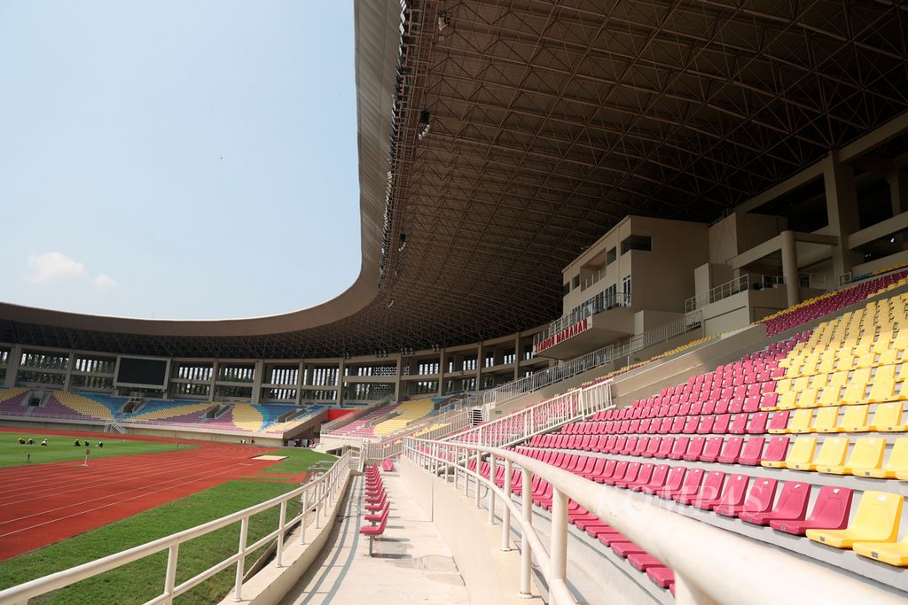 Salah satu sisi tribun penonton yang disiapkan untuk penyelenggaraan Piala Dunia U-20 di Stadion Manahan, Kota Surakarta, Jawa Tengah, Senin (20/3/2023). 