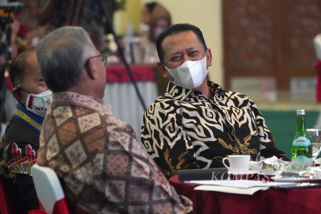 Ketua MPR Bambang Soesatyo (kanan) berbincang dengan Ketua Aliansi Kebangsaan Pontjo Sutowo (kiri) di sela-sela acara Kongres Kebangsaan di Kompleks Gedung Parlemen, Senayan, Jakarta, Kamis (28/10/2021). 