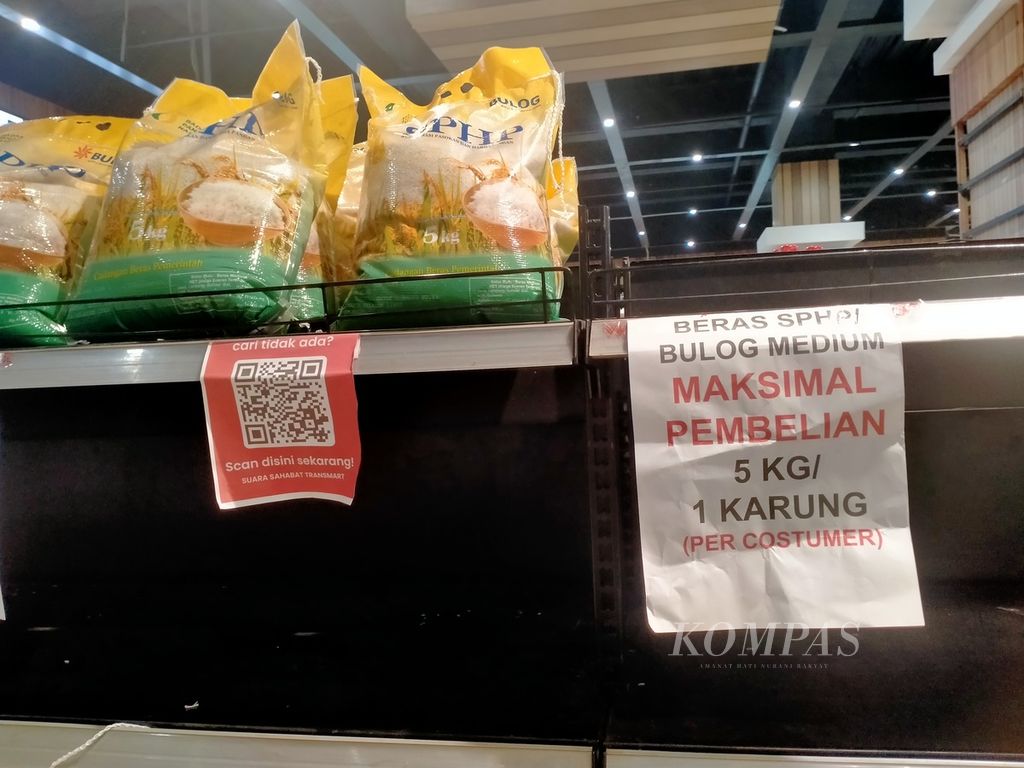 Sejumlah ritel modern di Bandar Lampung, Lampung, hanya menjual beras SPHP yang dikeluarkan Perum Bulog. Beras kemasan premium tidak tersedia pada Senin (19/2/2024). Saat ini, harga jual beras di Lampung masih di atas harga eceran tertinggi.