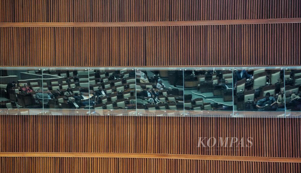 Suasana kursi anggota Dewan yang terpantul dari kaca dalam Rapat Paripurna VII DPR di ruang Sidang Paripurna DPR, Jakarta, Selasa (3/10/2023). 